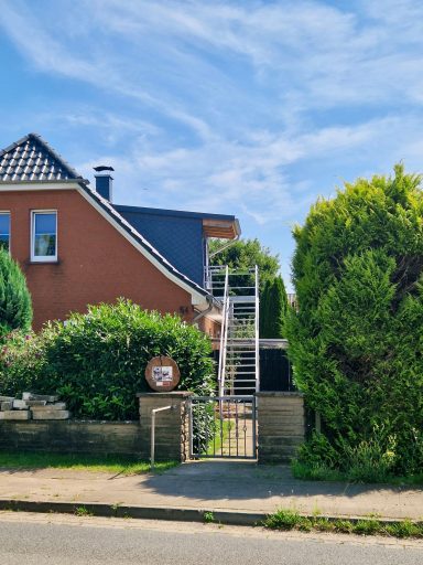 Außenansicht der sanierten Ferienwohnung auf dem Land – idyllisch gelegen mit umzäuntem Garten, für Erholungssuchende, Familien, Monteure