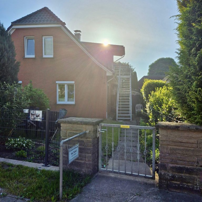 Eingangsbereich der Ferienwohnung in Mandelsloh im ersten Stock mit breiter Treppe