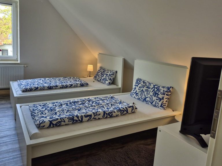 Gemütliches Schlafzimmer mit zwei Einzelbetten – ideal für Kinder, Freunde oder Kollegen