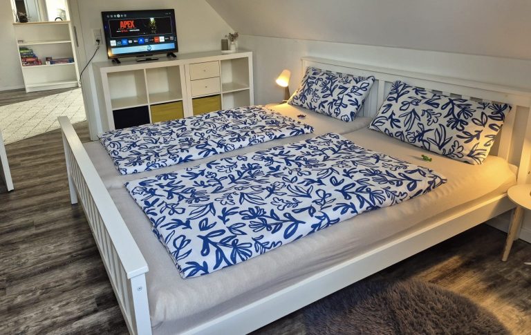 Helles Schlafzimmer mit komfortablem Doppelbett für erholsame Nächte in ländlicher Ruhe